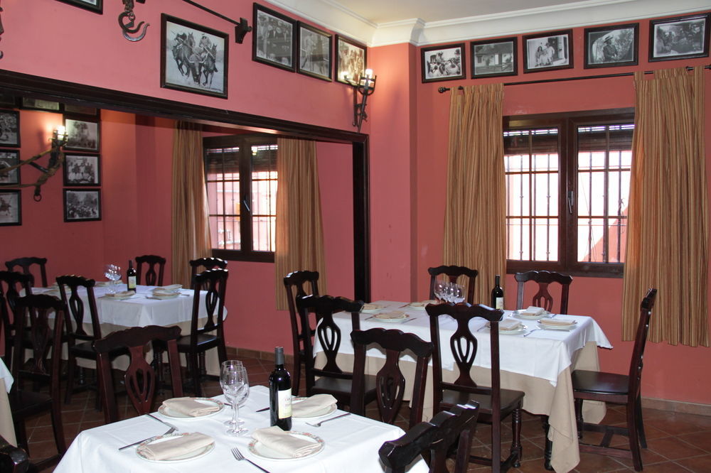 Hostal Pechi Huevar Del Aljarafe Екстер'єр фото