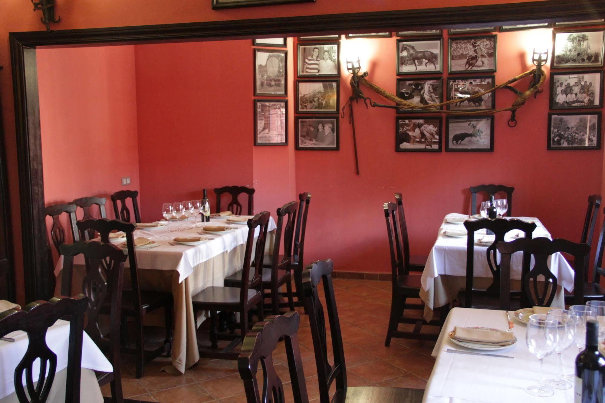 Hostal Pechi Huevar Del Aljarafe Екстер'єр фото