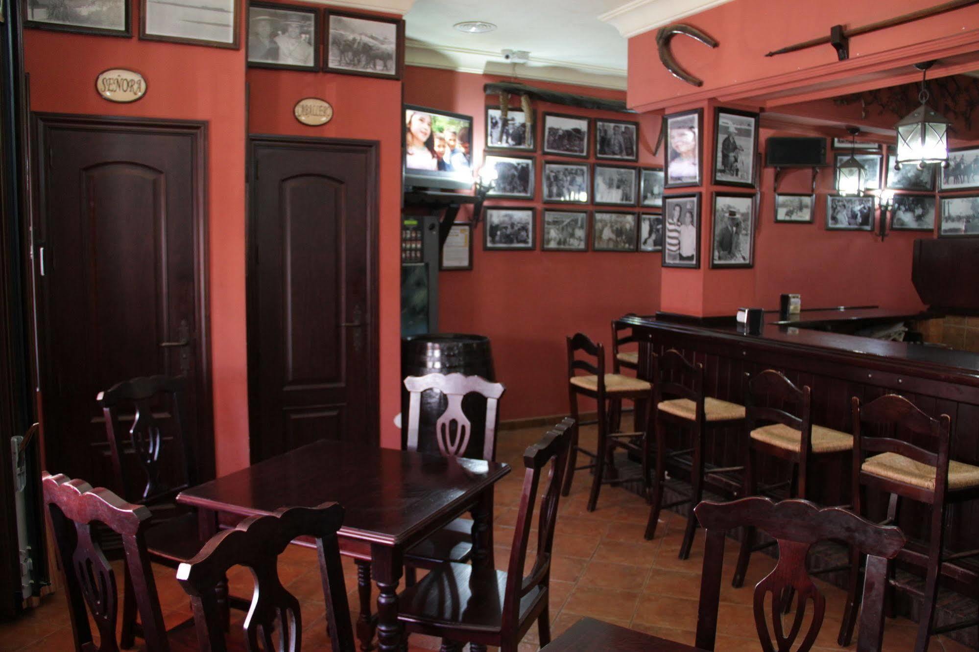Hostal Pechi Huevar Del Aljarafe Екстер'єр фото